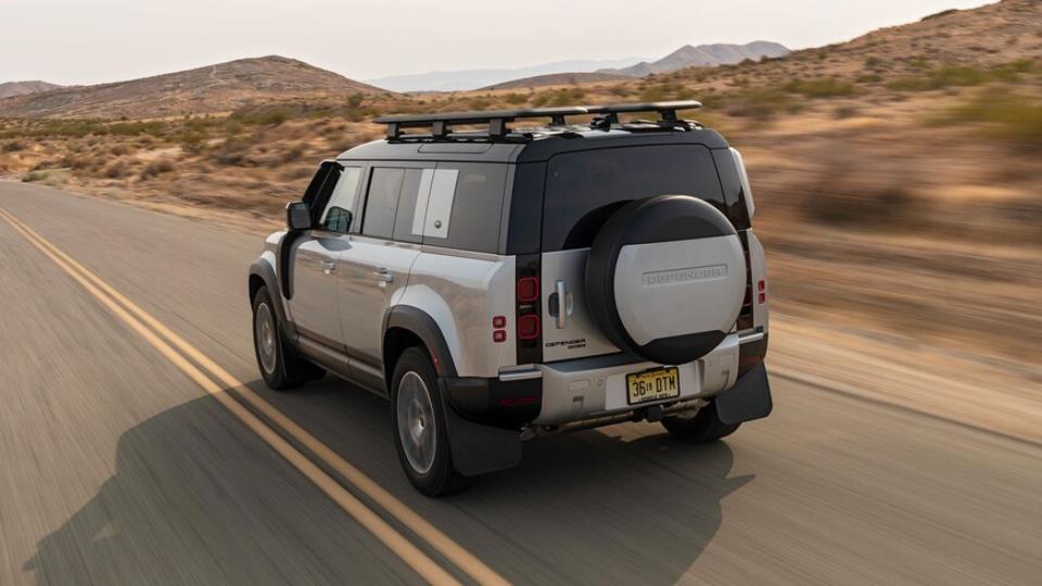 لندرور دیفندر؛ برترین شاسی‌بلند سال 2021